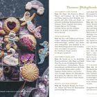"Themen-Plätzchenboxen" mit Texten zu Keksvariationen, darunter "Aus Garten und Natur", "Omas Keksdose", "Winterwunderland". Daneben bunte, kunstvoll verzierte Kekse in einer Box.