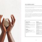 "DIE NEBENLINIEN. SEHR HÄUFIG: Raszetten, Beziehungslinie, Sorgenlinien. HÄUFIG: Gesundheitslinie, Sonnelinie. SELTEN: u.a. Leidenschaftslinie." Zwei Hände halten geometrischen Stein.