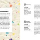 Links: „Freundlichkeit“ mit Definition und Erklärung zu ihrer Bedeutung und Wirkung.

Rechts oben: „320 Selbstakzeptanz üben“. Ziele und Materialliste zur Übung.

Rechts Mitte: „321 Täglich etwas Selbstmitgefühl“. Ziele, Material und Anweisungen. 

Hintergrund: Bunte Farbkleckse auf beigem Papier.