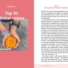 KAPITEL 2: Top 10: Sicher reisen. Top 1: Das passende Reiseziel wählen. Notfall-Armbänder schützen. Zwei Hände halten eine orange Blume.