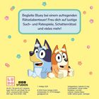 Begleite Bluey bei einem aufregenden Rätselabenteuer! Zwei cartoonartige Hunde vor einem gelben Hintergrund mit bunten Formen.