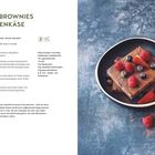 Protein-Brownies mit Hüttenkäse, Rezept mit Zutaten und Anleitung. Bild: Brownies mit Beeren auf schwarzem Teller.