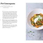 "One Pot Linsenpasta" Rezeptbeschreibung, Zutaten: rote Linsen, Zwiebel, Knoblauch, Spinat, Joghurt. Dazugehöriges Foto: Teller mit Linsenpasta.