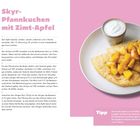 Skyr-Pfannkuchen mit Zimt-Apfel. Rezept für 2 Personen. Zutaten: Apfel, Ahornsirup, Öl, Zimt, Butter, Dinkel-Vollkornmehl, Proteinpulver, Ei, Skyr, Milch, Vanilleessenz.
