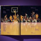 Texte: Vorwort von Kareem Abdul-Jabbar, Einführung von Jeanie Buss, Essays von Magic Johnson und anderen, Nachwort von Phil Jackson. Abgebildet ist eine Basketballszene mit Spielern in gelben und grünen Trikots.