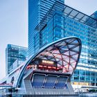 Das Bild zeigt den August-Kalender mit Canary Wharf und Lichtern. Oben ist der HSBC Turm zu sehen.