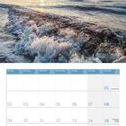 Kalender für August 2027. Oben Sonnenaufgang über dem Meer. Wochentage auf Deutsch und Englisch. Feiertage markiert.