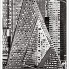 Kalender zeigt den Monat August. Architektur, spitzes Gebäude vor Hochhäusern am Wasser, schwarz-weiß gehalten.