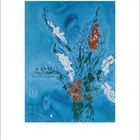 August. Kalender von 1 bis 31. Illustration: Bunte Blumen auf blauem Hintergrund, angedeutetes Gesicht.