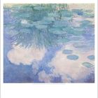 August. Eine Impression mit Seerosen und Wasserreflexionen, sanfte Blau- und Grüntöne, Wolken spiegeln sich.