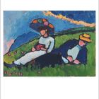 August. Kalenderblatt mit Abbildung eines Gemäldes. Zwei Personen liegen auf einer Wiese unter blauem Himmel.