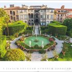 "Giardino del Palazzo Pfanner, Lucca, Provinz Lucca." Ein eleganter Garten mit Springbrunnen, umgeben von Hecken und Statuen.