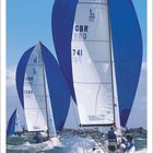 8 2027, J70, GBR, 1380, 741. Segelboote mit blauen Segeln auf dem Meer bei sonnigem Wetter, im Hintergrund Küste.