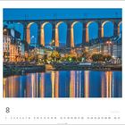 Aufschrift "Morlaix". Eine Stadtansicht mit beleuchtetem Viadukt über einem Fluss, umgeben von Häusern und Lichtern.