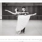 Eine Ballerina in elegantem Plié wird von einem Tänzer des "Stuttgart Ballet" gestützt. Darunter ist eine Kalenderleiste für den August mit hervorgehobenen Feiertagen.