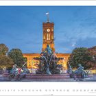 Neptunbrunnen, Rotes Rathaus, Berlin-Mitte. Kalender zeigt Monat 8 mit Tagen 1 bis 31. Abgebildet sind Brunnen und Rathaus.