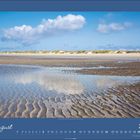 August 2027, Kalender. Sanddünen und ein ruhiger Strand mit blauem Himmel und Wolken im Hintergrund.