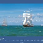 "August 2027" in weißer Schrift auf blauem Hintergrund; Segelschiffe auf offener See unter klarem Himmel.