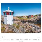 Kalender mit Monat August zeigt einen kleinen Leuchtturm und rote Häuschen auf felsiger Küstenlandschaft.