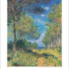 „Claude Monet (1840-1926) - Weg im Wald“, August-Kalender; Impressionistisches Gemälde mit Bäumen und blauem Himmel.