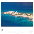 Kalenderseite August. Kirche Agios Nikolaos, Amorgos. Türkises Meer, kleine Insel mit weißer Kirche und blauem Dach.