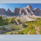 Kalenderseite: "August 2027" steht über einem Bergpanorama mit grüner Landschaft und felsigen Gipfeln unter blauem Himmel.