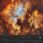 Text: „Wir stehen an der Schwelle eines zweiten Atomzeitalters... Klimawandels.“

Darunter Kalendermonat „August“ mit Datumsangaben. 

Bild: Eindrucksvolle Weltraumaufnahme mit leuchtenden Gaswolken in Braun- und Blautönen.