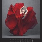 August | Majestätische Tänzerin in rotem Kleid, anmutig in Bewegung mit fließendem Stoff. Unteres Drittel zeigt Kalendertage.