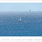 Oben "8". Unten Datumsleiste 1-31. Ein Segelboot im glitzernden Meer, ferne Bojen in der Horizontlinie.