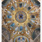 Kalender mit August 2027, kunstvolles Kuppelmosaik mit Heiligenfiguren und lateinischen Inschriften.