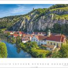 Essing mit Burg Randeck, Altmühltal, Niederbayern. Ein Fluss fließt an einem malerischen Dorf mit roten Dächern vorbei.