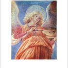 Augustkalender mit einem Gemälde eines Engels, der eine Geige spielt. Der Engel hat lockiges Haar und Flügel.