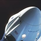 Kalender: Juni und Juli mit Wochenbeginn Montag. Text über Raumfahrt und Verantwortung für die Erde. SpaceX Kapsel im All.