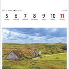 Juli, 27. Woche, 21.6.-22.7., 5.-11. Montag bis Sonntag. Wikingerdorf Norstead, grüne Wiesen, Holzhäuser mit Grasdächern.