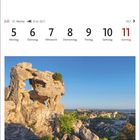 Kalender für Juli, 27. Woche: 5. bis 11. Juli. Felsformation im Naturpark Alpilles unter klarem Himmel.