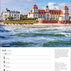 Juli-Kalenderblatt; zeigt den Strand von Binz mit Promenade und Seebrücke. Im Hintergrund das Kurhaus mit roten Türmen.