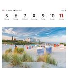 Kalenderdaten: 5. bis 11. Juli, Woche 27. Hauptstrand von Borkum. Strand mit Strandkörben und Gebäuden im Hintergrund.