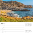 Juli, 27. Woche, Kalender mit Bild einer felsigen Küste Kretas und Sandstrand, Meer mit türkisfarbenem Wasser.