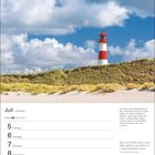 Kalenderseite Juli. Zitat von Erich Maria Remarque. Roter und weißer Leuchtturm, blauer Himmel, Sanddünen und Wolken.