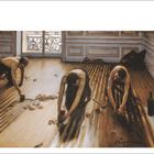 Gemälde von Caillebotte: Drei Männer schleifen 1875 Parkett in einem eleganten Raum mit offener Tür. Text: Freitag, Mai, 7.