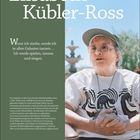 Zitat: "Wenn ich sterbe, werde ich in allen Galaxien tanzen ...". Bild von Elisabeth Kübler-Ross in Freizeitkleidung im Freien.