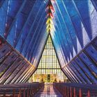 "Dach der Toleranz", preisgekrönte Kapelle, Airforce Academy, Colorado Springs, USA. Kalender für Juni/Juli. Innenarchitektur.