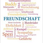 Wörter rund um das Thema Freundschaft in verschiedenen Farben und Größen. Unten ein Kalender für April mit Wochentagen.
