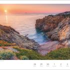 Juni | Juli, Felsküste bei Galéria auf Korsika, Frankreich. Sonnenuntergang am Meer mit buntem Himmel und felsiger Küste.