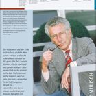 Texte im Bild: 
- "JULI AUGUST"
- "26 MO 27 DI 28 MI 29 DO 30 FR 31 SA 1 SO"
- "Harry Mulisch"
- Zitat über die Hölle und das Kämpfen bis zuletzt. 
- Foto eines älteren Mannes mit Pfeife.