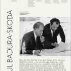 Text: "Oktober 4 Mo, 5 Di, 6 Mi... PAUL BADURA-SKODA." Schwarz-Weiß-Foto von zwei Männern, einer hält ein Blatt.