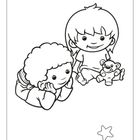 Oben drei Sterne, unten ein Stern. Zwei lächelnde Kinder, eines hält einen Teddybär. Skizzenhafte Illustration.