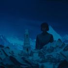 Eine dunkel gekleidete Person steht vor einer beleuchteten, verschneiten Gebirgslandschaft mit einem hohen Modellturm.