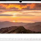 Kalenderblatt für August 2027. Text beschreibt wechselhaftes Wetter und stimmungsvolle Sonnenphasen, mit Blick vom Berg auf Bodensee.