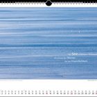 Der See schimmert himmelblau, als träume das Wasser von der Unendlichkeit. Ein einsames Kajak auf weitem blauen Wasser.